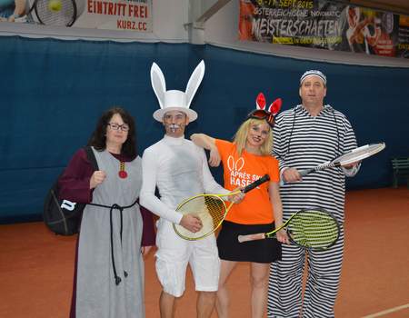 Tennisspieler verkleidet in Tennishalle