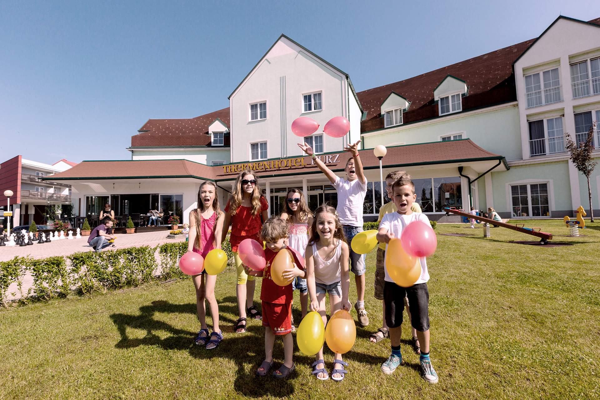 Kindergruppe mit Luftballons