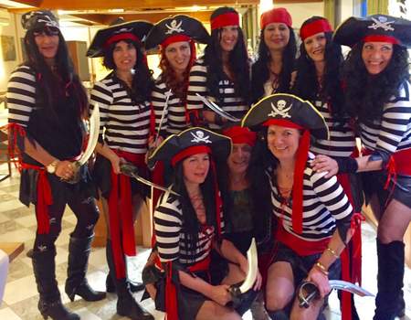 Verkleidete Frauen als Piraten