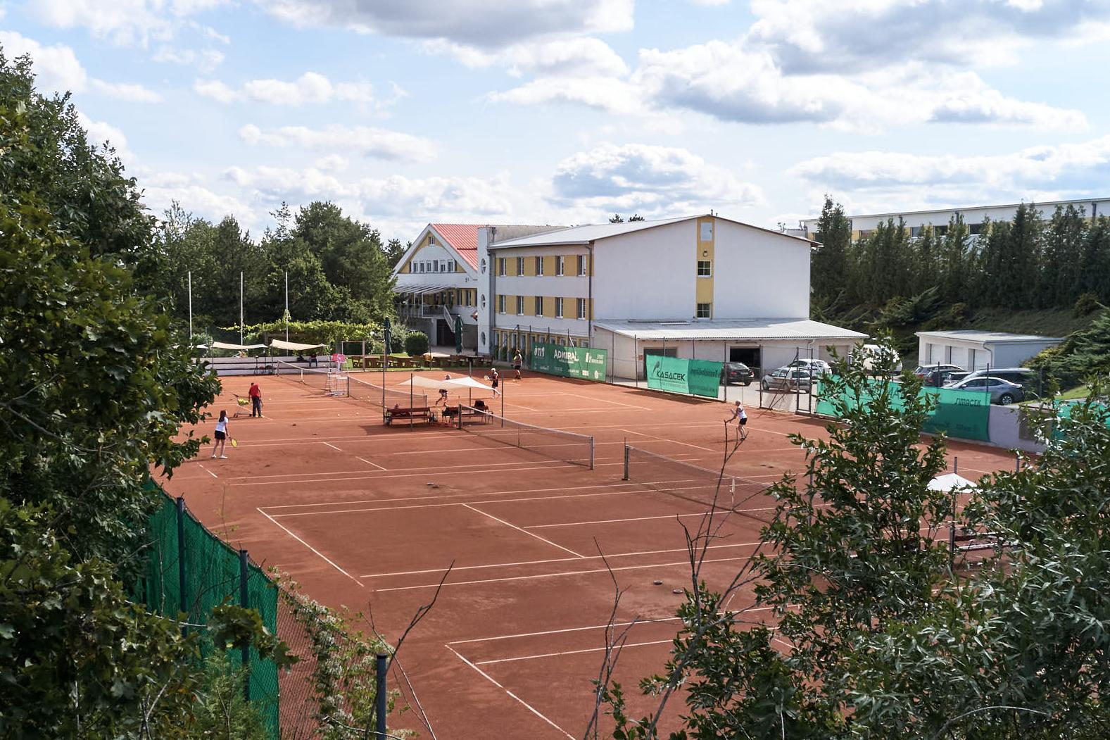 Hotelansicht mit Tennisplätze