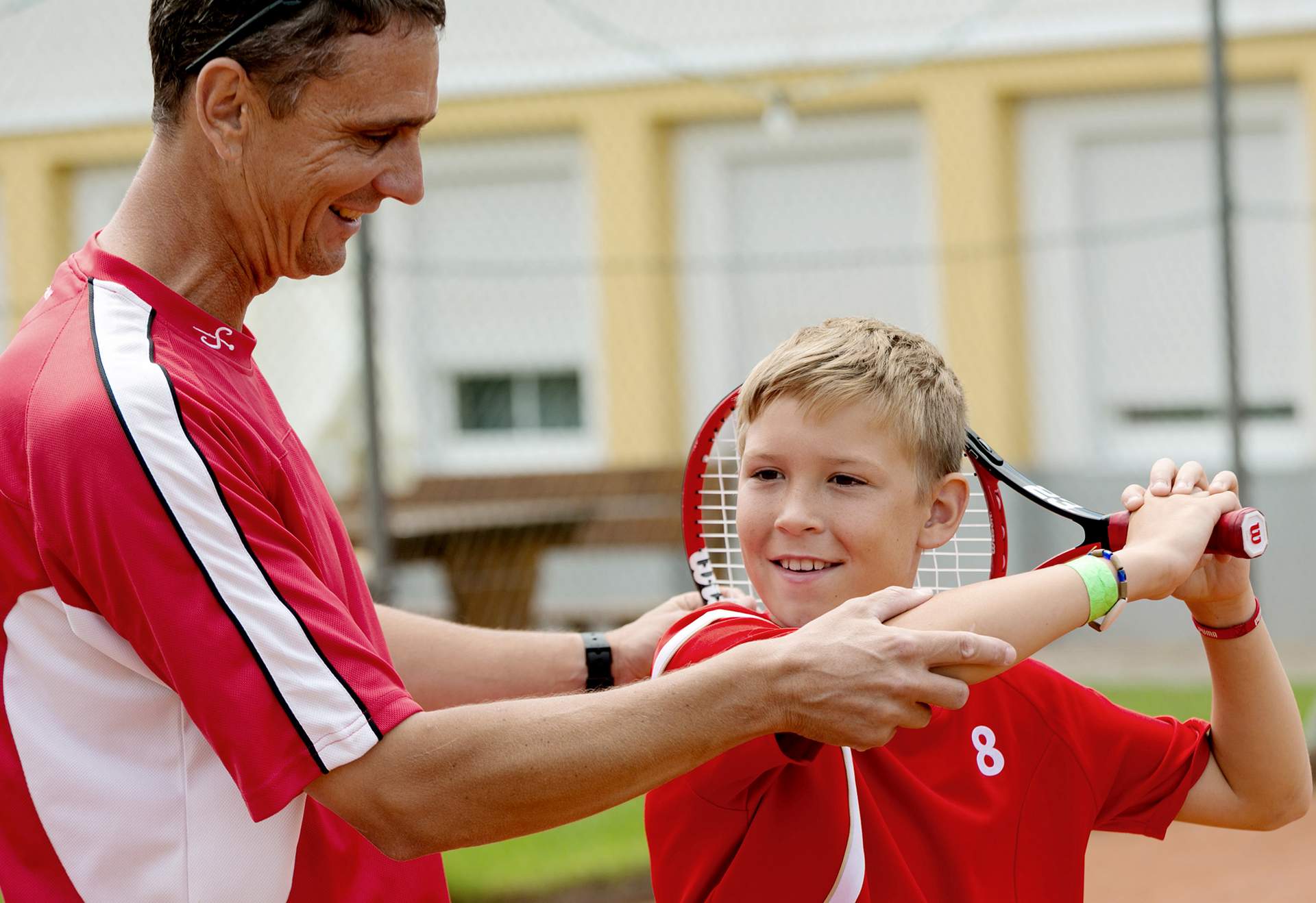 Tennistrainer mit Kind