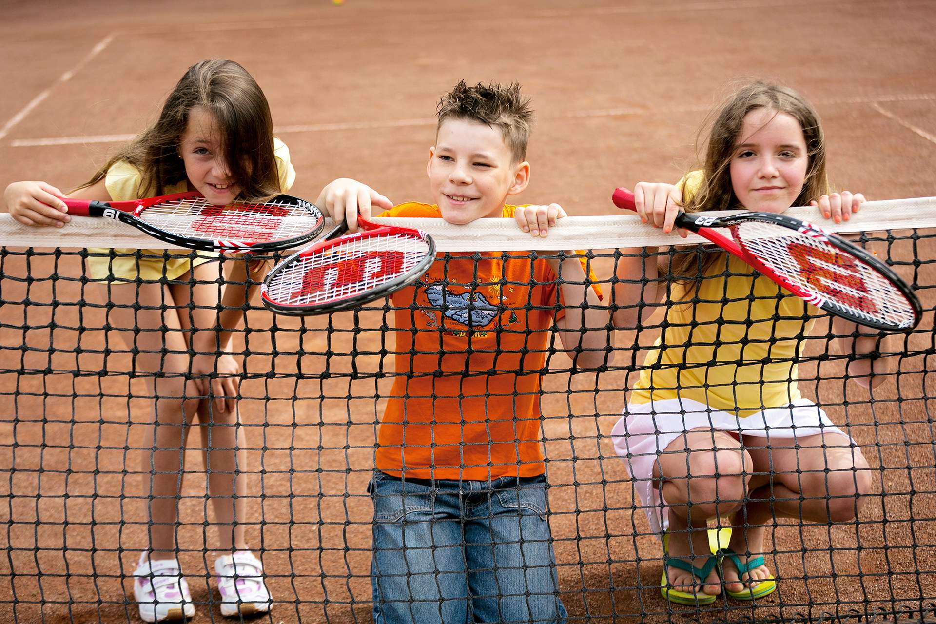 Kinder beim Tennis