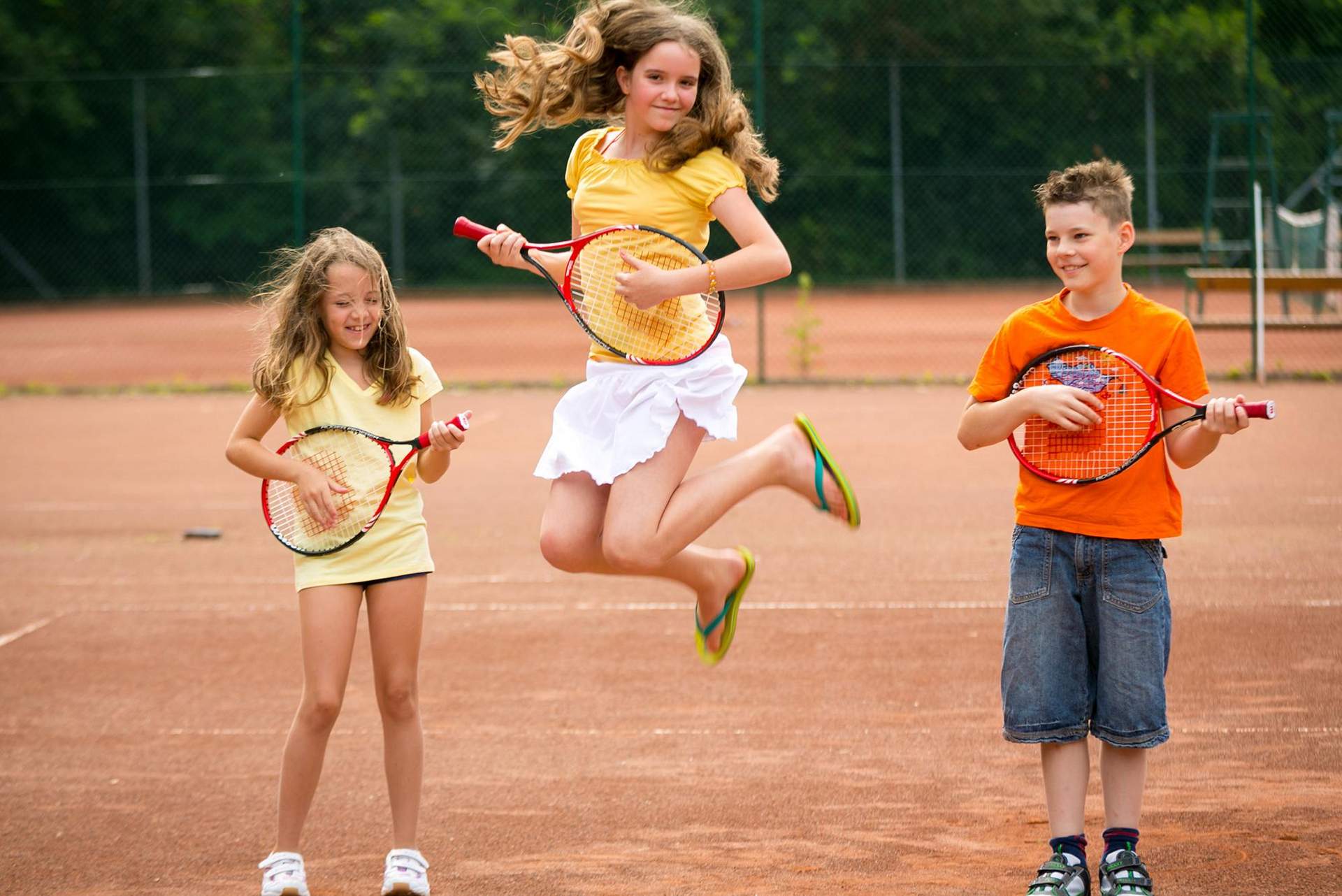 Kinder spielen mit Tennisschläger